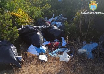 Alghero: sette sacchi neri di rifiuti abbandonati nella macchia mediterranea, multato il responsabile