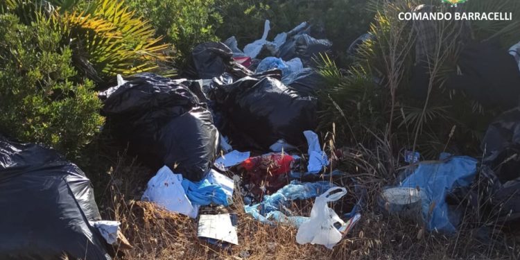 Alghero: sette sacchi neri di rifiuti abbandonati nella macchia mediterranea, multato il responsabile