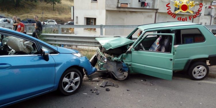 Gavoi: incidente stradale in via Settembrini, intervengono i vigili del fuoco