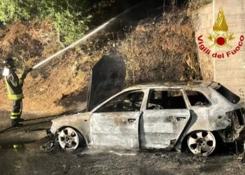 Orgosolo: a fuoco un’auto, sul posto i vigili del fuoco