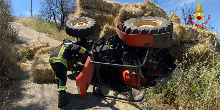 Sennariolo: si ribalta un trattore sbalzando fuori il conducente, intervengono i vigili del fuoco