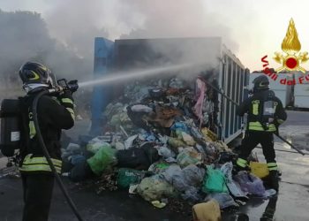 Assemini: a fuoco un container compattatore per il trasporto di rifiuti, sul posto i vigili del fuoco