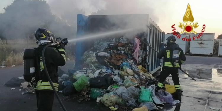 Assemini: a fuoco un container compattatore per il trasporto di rifiuti, sul posto i vigili del fuoco