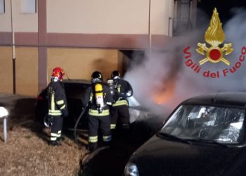 Sassari: a fuoco un’auto in via Poligono, sul posto i vigili del fuoco