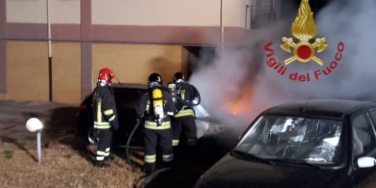 Sassari: a fuoco un’auto in via Poligono, sul posto i vigili del fuoco