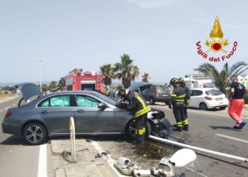 Incidente stradale sulla litoranea del Poetto, i vigili del fuoco mettono in sicurezza l’area e la sede stradale