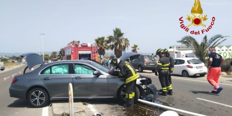Incidente stradale sulla litoranea del Poetto, i vigili del fuoco mettono in sicurezza l’area e la sede stradale