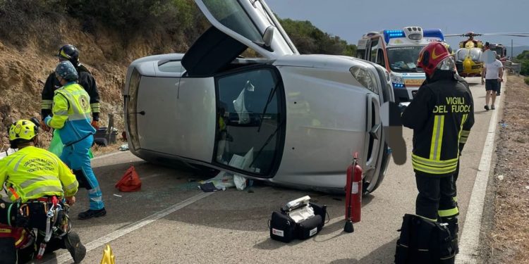 Incidente stradale in Costa Paradiso, sul posto i vigili del fuoco