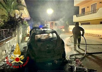 Olbia: a fuoco due auto in sosta, intervengono i vigili del fuoco