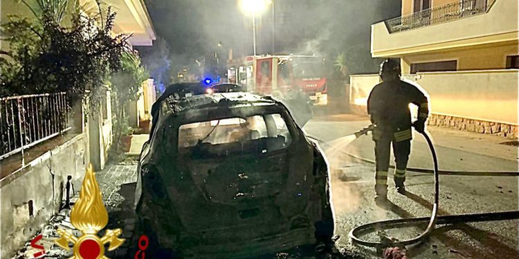 Olbia: a fuoco due auto in sosta, intervengono i vigili del fuoco