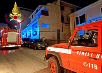 Palau: a fuoco un’abitazione disabitata, sul posto i vigili del fuoco