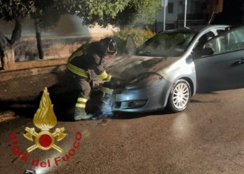 Sassari: a fuoco un’auto in via dei Gremi, intervengono i vigili del fuoco e la Polizia di Stato