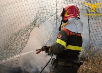 Incendio a Villaspeciosa, sul posto un elicottero dei vigili del fuoco