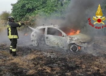 Elmas: incendio di vegetazione e di un’auto in sosta, i vigili del fuoco hanno spento le fiamme e messo in sicurezza l’area