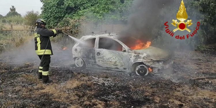 Elmas: incendio di vegetazione e di un’auto in sosta, i vigili del fuoco hanno spento le fiamme e messo in sicurezza l’area
