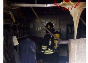 Sassari: a fuoco una lavanderia in via Prunizzedda, sul posto i vigili del fuoco