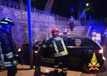 Ozieri: auto contro un muro, intervengono i vigili del fuoco