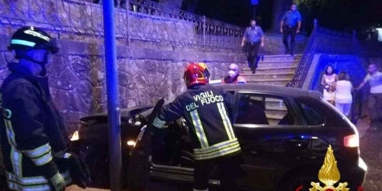 Ozieri: auto contro un muro, intervengono i vigili del fuoco