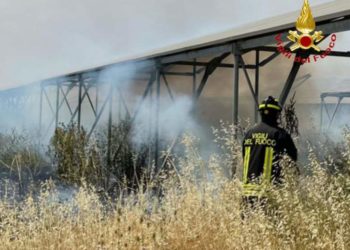 Incendio di sterpaglie presso l’impianto fotovoltaico nell’area industriale di Ottana, intervengono i vigili del fuoco 