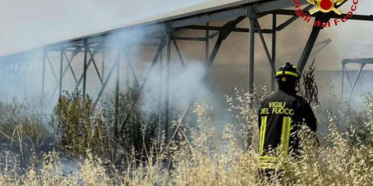 Incendio di sterpaglie presso l’impianto fotovoltaico nell’area industriale di Ottana, intervengono i vigili del fuoco 