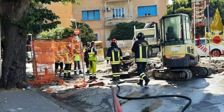Sassari: grossa perdita di gas dalla condotta cittadina in viale Umberto angolo viale San Francesco
