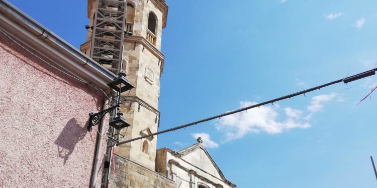 Mara: intervento dei vigili del fuoco in cima al campanile della Chiesa di San Giovanni