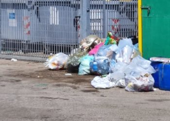 Alghero, incivili all’opera: rifiuti nelle isole destinate a contenere quelli per le imbarcazioni