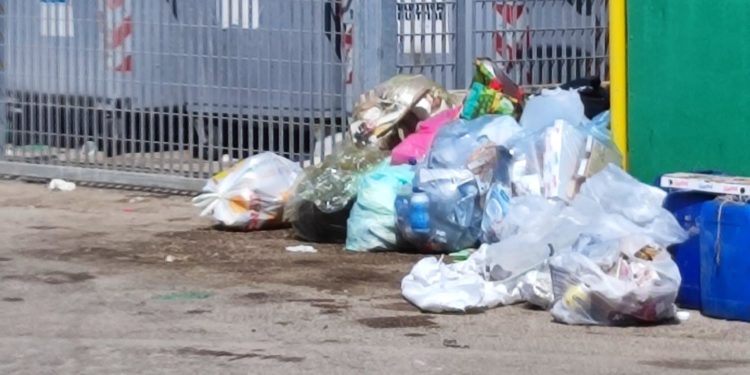 Alghero, incivili all’opera: rifiuti nelle isole destinate a contenere quelli per le imbarcazioni