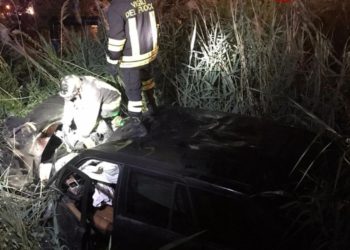 Posada: auto urta un palo telefonico e finisce in un canale, ferite due persone