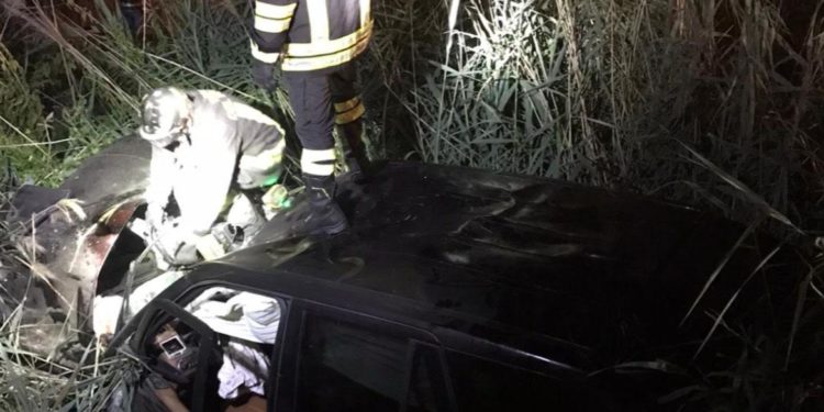 Posada: auto urta un palo telefonico e finisce in un canale, ferite due persone
