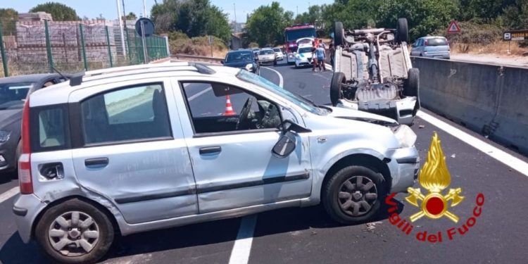 Sassari, incidente stradale nei pressi di Conforama, sul posto i vigili del fuoco