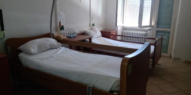 Sassari: dalla Lilt un lettino elettrico per Casa Serena