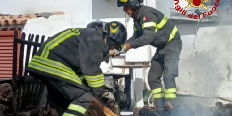 Torpè: a fuoco una legnaia, sul posto i vigili del fuoco