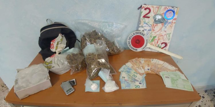 Un allevatore 33enne di Serdiana è stato arrestato dai carabinieri per detenzione ai fini di spaccio di sostanze stupefacenti