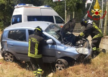 Siniscola: esce di strada con la sua KIA e sbatte contro un muro di recinzione, una persona finisce in ospedale
