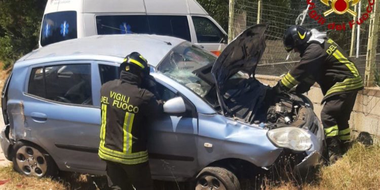 Siniscola: esce di strada con la sua KIA e sbatte contro un muro di recinzione, una persona finisce in ospedale