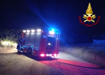 Palau: incendio all’esterno di un locale, intervengono i vigili del fuoco