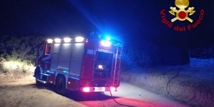Palau: incendio all’esterno di un locale, intervengono i vigili del fuoco