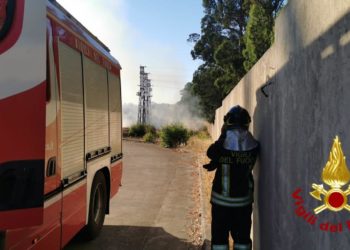 Incendio in una cabina elettrica ad Arzachena, i vigili del fuoco hanno evitato la propagazione delle fiamme alla vegetazione circostante