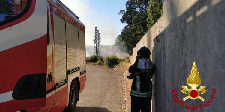 Incendio in una cabina elettrica ad Arzachena, i vigili del fuoco hanno evitato la propagazione delle fiamme alla vegetazione circostante