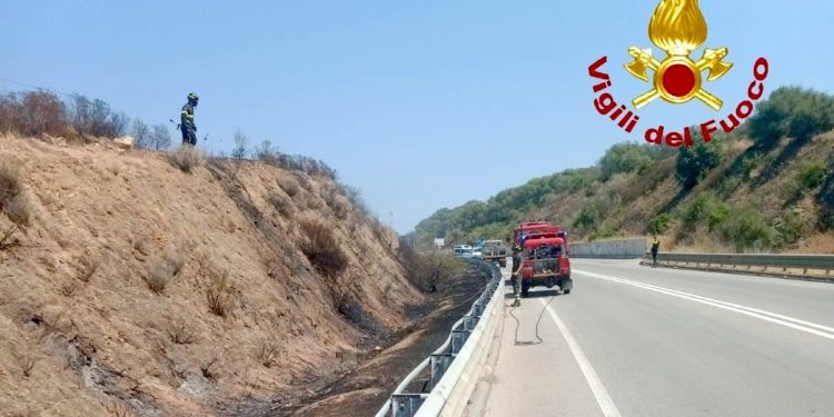 Olbia: a fuoco 800 metri quadrati di territorio, intervengono i vigili del fuoco