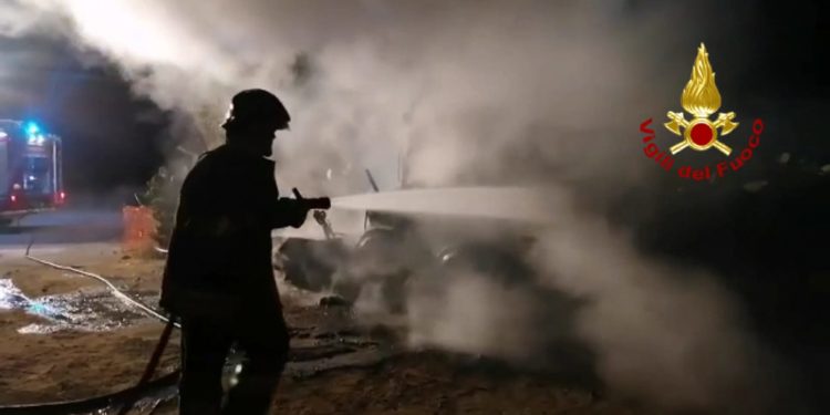 Incendio di un mezzo da lavoro nella notte in località Sant’Isidoro (Quartucciu), sul posto i vigili del fuoco