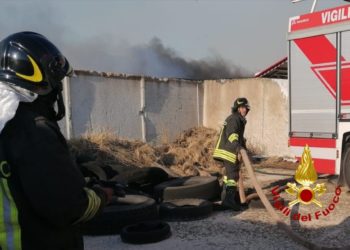 Vasto incendio nelle campagne di Ortacesus, in fiamme vegetazione e due capannoni agricoli, fieno ed attrezzature