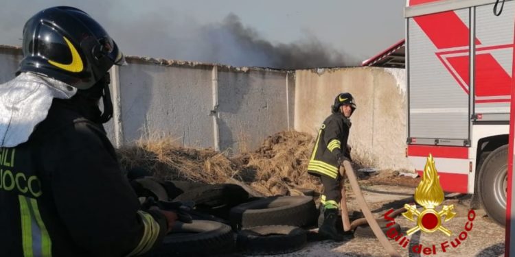 Vasto incendio nelle campagne di Ortacesus, in fiamme vegetazione e due capannoni agricoli, fieno ed attrezzature
