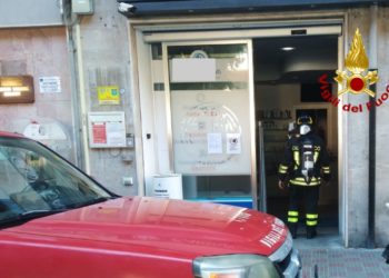 Principio d’incendio all’interno di una farmacia, a Cagliari, i vigili del fuoco hanno evitato la propagazione delle fiamme