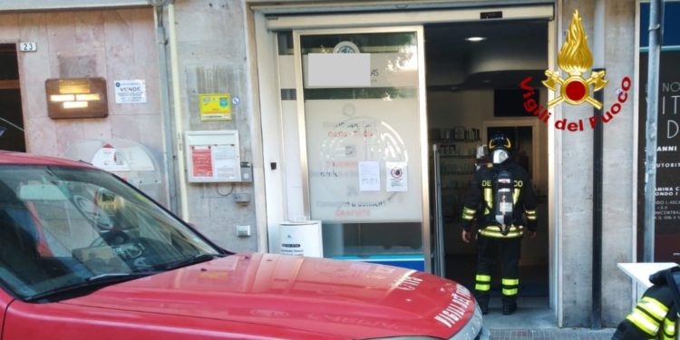 Principio d’incendio all’interno di una farmacia, a Cagliari, i vigili del fuoco hanno evitato la propagazione delle fiamme
