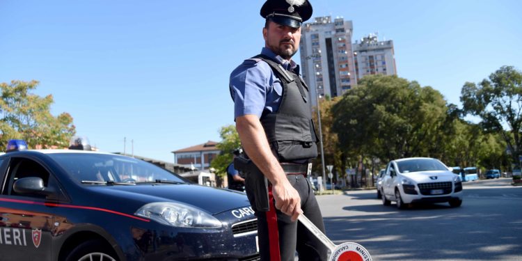 Ruba le modanature di un’auto in sosta, denunciato dai carabinieri un 58enne di Quartu