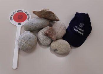 Prelevano 7 ciottoli dalla spiaggia dei Sassi di Porto Rotondo, due persone nei guai