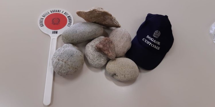 Prelevano 7 ciottoli dalla spiaggia dei Sassi di Porto Rotondo, due persone nei guai