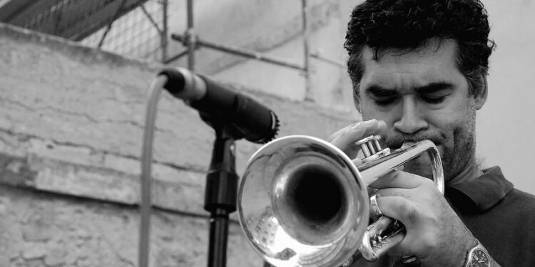 Il chitarrista Giorgio Crobu e il trombettista Giovanni Sanna Passino protagonisti questa sera, ad Oristano, al 24° festival Dromos